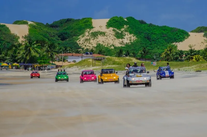 Buggies da Marazul na praia de Genipabu